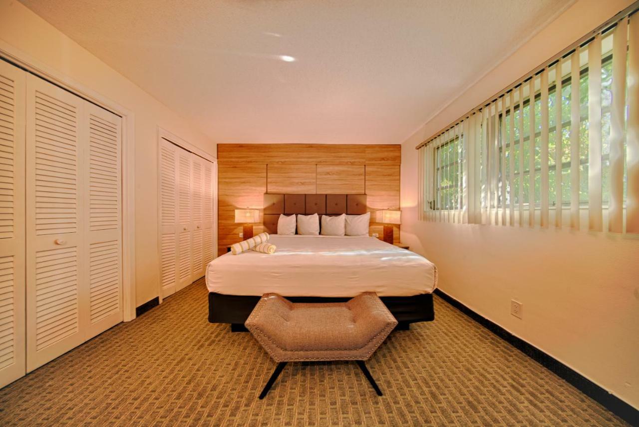 Club Lux Resort By The Beach Deerfield Beach Exterior photo